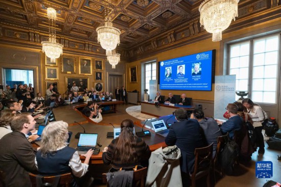 這是10月3日在瑞典斯德哥爾摩拍攝的2023年諾貝爾物理學獎公布現場。新華社發(fā)（魏學超攝）