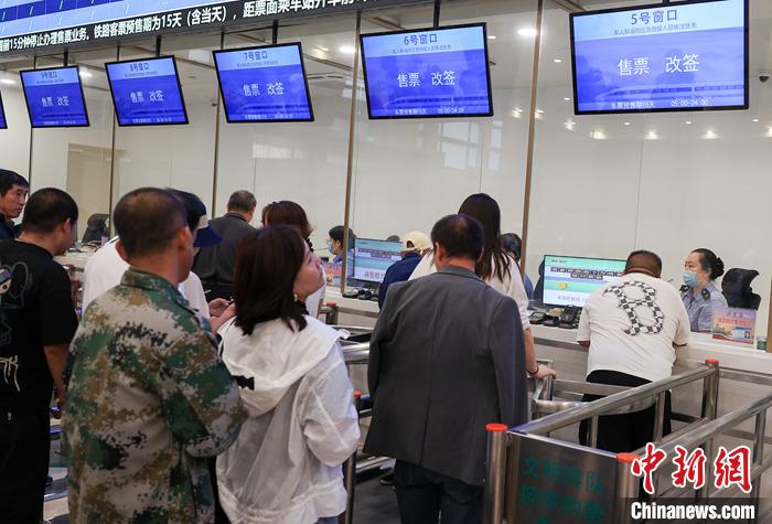 9月21日，旅客在北京站售票大廳內(nèi)購買火車票。當日，鐵路部門開始發(fā)售10月5日火車票。國鐵集團發(fā)布數(shù)據(jù)顯示，9月13日至20日已發(fā)售火車票1.5億張。鐵路部門將在9月27日至10月1日、10月4日至7日增開200列夜間高鐵，車票已陸續(xù)開始發(fā)售，盡最大努力滿足旅客出行需求。 <a target='_blank' href='/'><p  align=