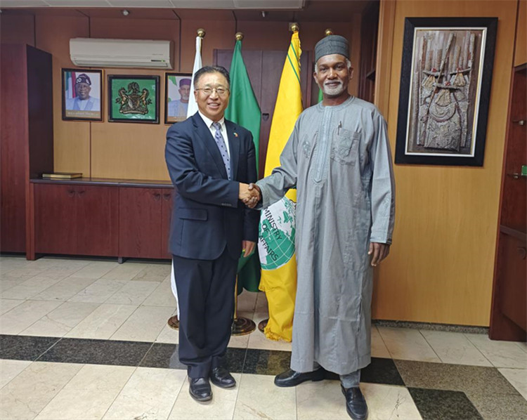 駐尼日利亞大使崔建春（左）會見尼外長圖加爾。駐尼使館供圖