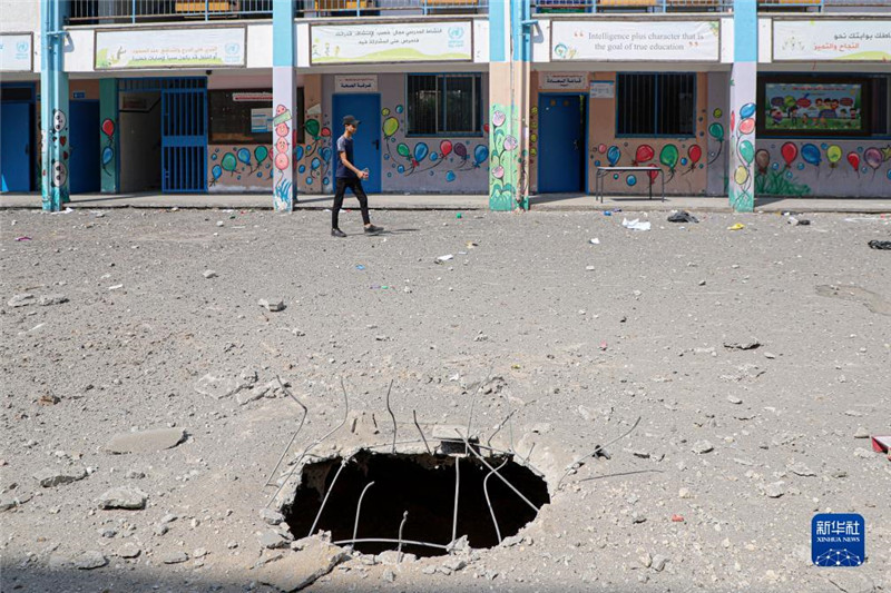 這是10月8日在加沙城一所學(xué)校拍攝的以色列空襲對(duì)地面造成的破壞。新華社發(fā)（里澤克·阿卜杜勒賈瓦德攝）