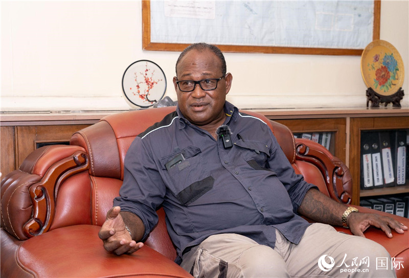 2023年9月13日，所羅門群島副總理兼基礎(chǔ)設(shè)施和發(fā)展部長梅納西·梅蘭加在首都霍尼亞拉接受人民網(wǎng)記者專訪。人民網(wǎng) 賀吉攝