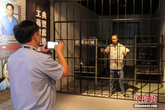 資料圖：2015年10月，海南省公安廳組織黨員干部前往反腐倡廉警示教育基地參觀受教。洪堅(jiān)鵬 攝