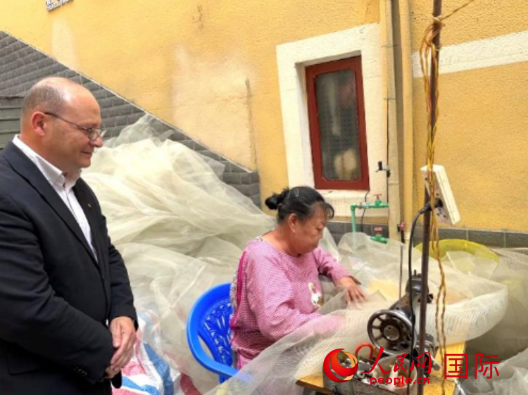 馬耳他瑪格麗特中學“中國角”教師馬丁·阿佐帕迪在福建省寧德市下歧村參觀。人民網(wǎng)記者 周雨攝