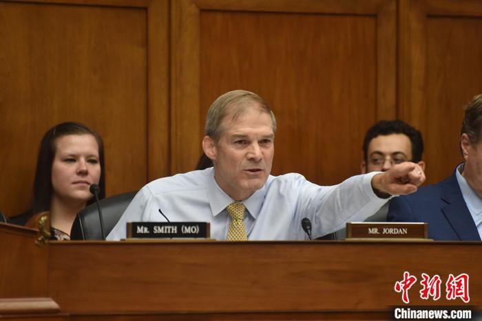 當(dāng)?shù)貢r(shí)間10月13日，美國(guó)國(guó)會(huì)眾議院共和黨人就議長(zhǎng)候選人再次進(jìn)行黨內(nèi)投票，眾議院司法委員會(huì)主席吉姆·喬丹獲得黨內(nèi)提名。圖為喬丹今年9月在眾議院監(jiān)督和問責(zé)委員會(huì)聽證會(huì)上發(fā)言。 <a target='_blank' href='/'><p  align=