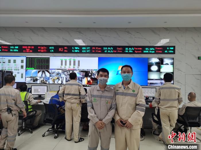 圖為張歡國(右)和青山項目中方負(fù)責(zé)人的控制室合影。 受訪者供圖