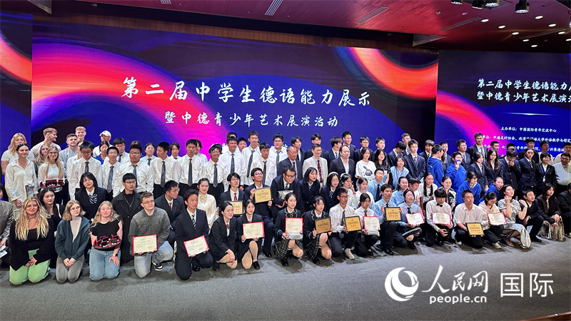 現(xiàn)場學(xué)生與嘉賓合影。（攝影：張麗鷗）