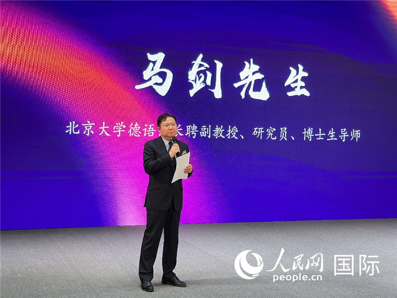 北京大學(xué)德語系長聘副教授馬劍點評學(xué)生表現(xiàn)。（攝影：張麗鷗）