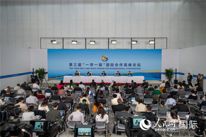 10月16日，第三屆“一帶一路”國際合作高峰論壇新聞中心在北京國家會議中心舉行首場吹風(fēng)會，邀請自然資源部國際合作司和相關(guān)單位負(fù)責(zé)人介紹有關(guān)情況，并回答記者提問。人民網(wǎng)記者 翁奇羽攝