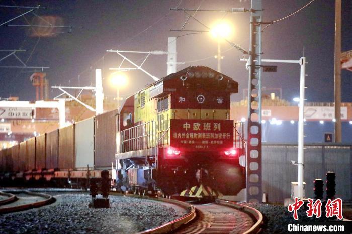 圖為中歐班列整裝待發(fā)?！＄姾擦?攝