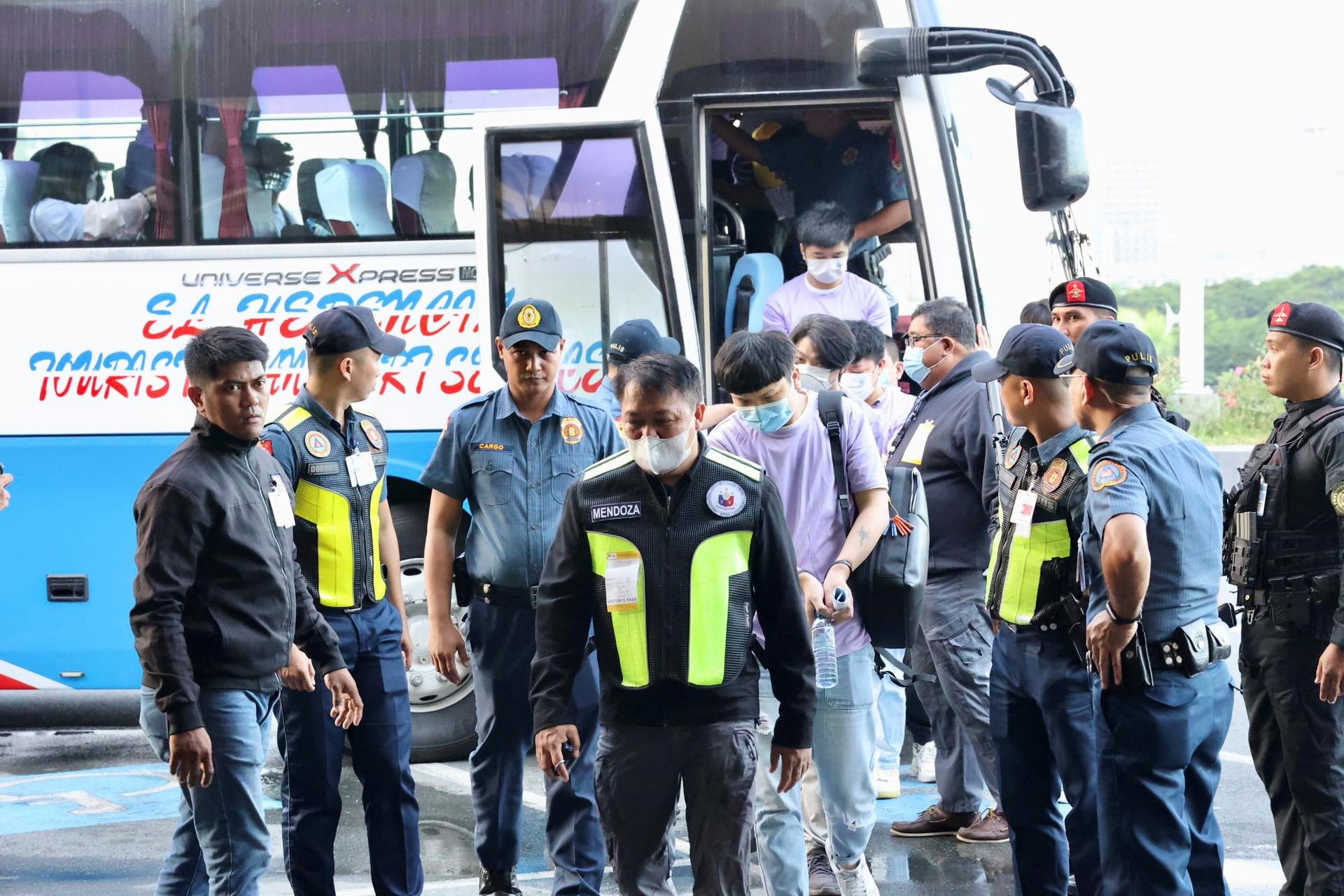 中菲兩國執(zhí)法部門合作遣返在菲從事離岸博彩的中國公民。中國駐菲律賓使館供圖