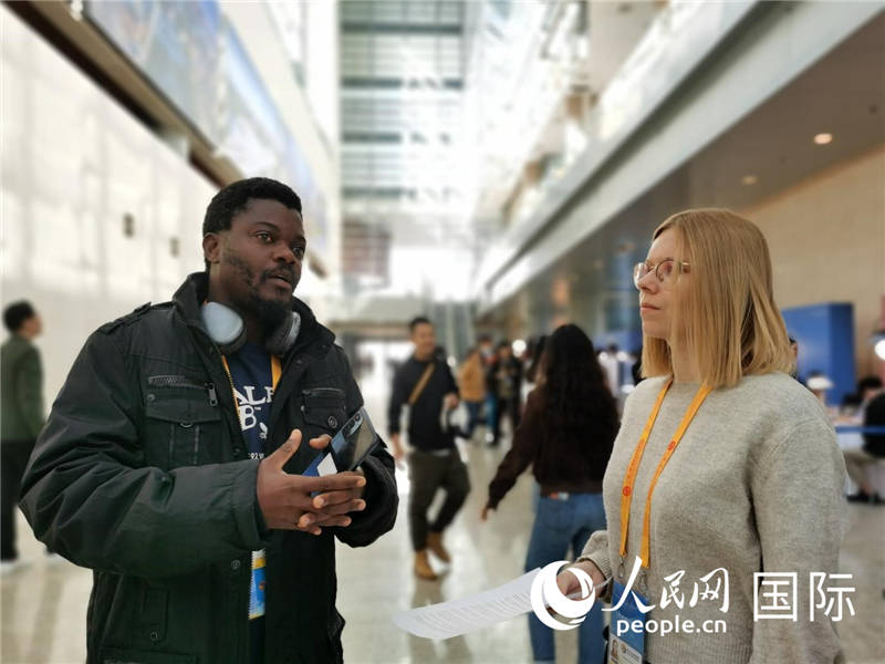 剛果（金）未來(lái)集團(tuán)廣播電視部記者雨果-恩澤扎接受人民網(wǎng)采訪(fǎng)。人民網(wǎng) 孫鴻宇攝