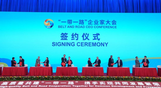 　　這是10月17日拍攝的簽約儀式現(xiàn)場。當(dāng)日，“一帶一路”企業(yè)家大會在北京召開。（新華社記者王毓國攝）