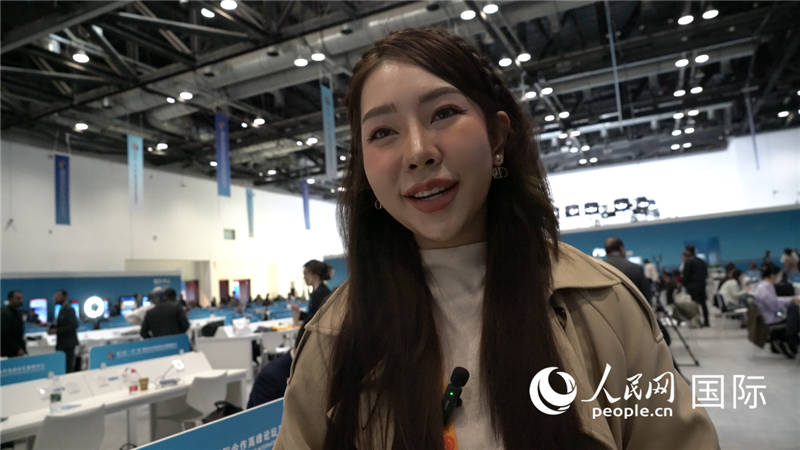 泰國TOPNEWS電視臺主播蓬薩婉?乍如潘（Phonsawan Jarupan）與記者交談。人民網(wǎng) 楊春燕攝