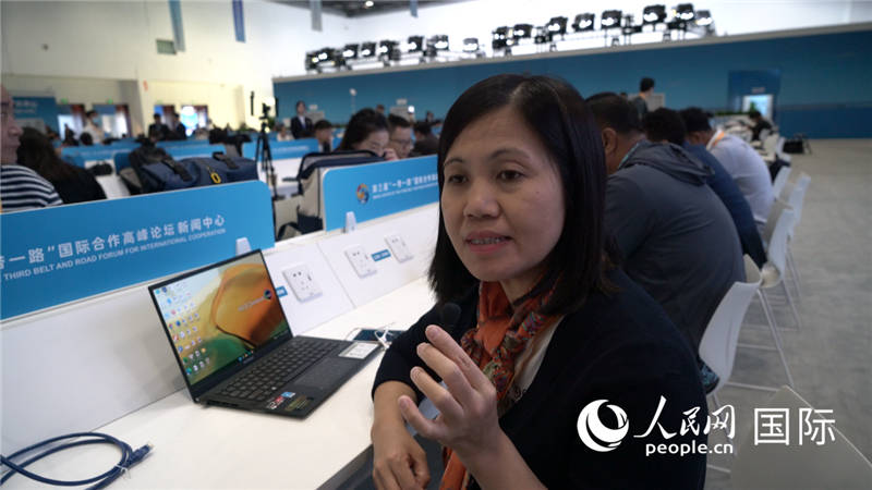 越南之聲廣播電臺記者胡鴻行（音譯，H? H?ng H?nh）與記者交談。人民網(wǎng) 楊春燕攝