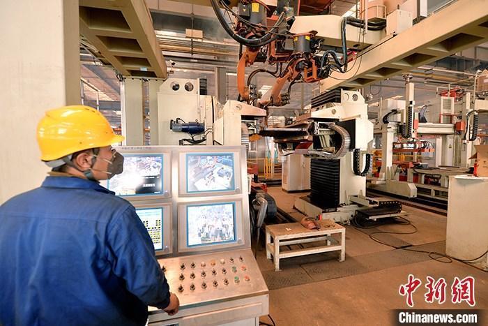 資料圖：車間內(nèi)工作人員進(jìn)行機器操作。<a target='_blank' href='/' _fcksavedurl='/'><p  align=