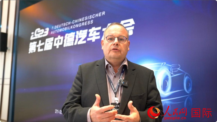 薩爾州經(jīng)濟(jì)發(fā)展局局長斯特凡·施魏策爾接受人民網(wǎng)采訪。人民網(wǎng) 劉動(dòng)攝