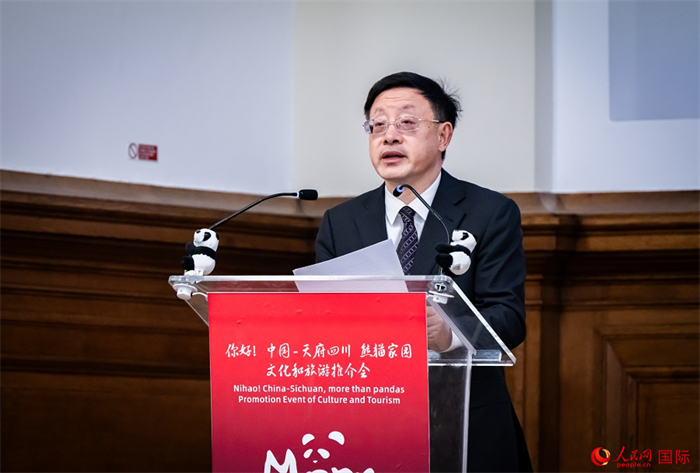 四川省文化和旅游廳廳長戴允康作文化旅游推介。人民網(wǎng) 郭錦標(biāo)攝