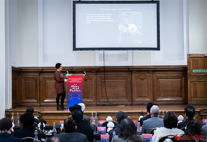 英國旅游達人瑪麗亞·拉莫爾作來川游歷主題分享。人民網(wǎng) 郭錦標(biāo)攝