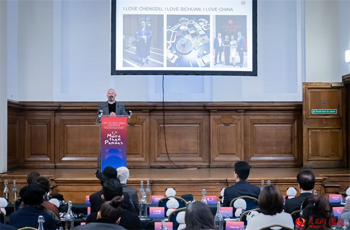 英國群英創(chuàng)意全球首席執(zhí)行官杰米·撒杰特在現(xiàn)場發(fā)言，分享如何進一步提升四川旅游的國際影響力、吸引更多的英國游客。人民網(wǎng) 郭錦標(biāo)攝