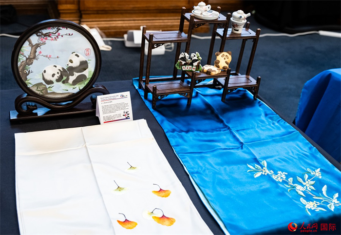 活動現(xiàn)場的現(xiàn)場文創(chuàng)展、互動體驗區(qū)、非遺區(qū)展示。人民網(wǎng) 郭錦標(biāo)攝