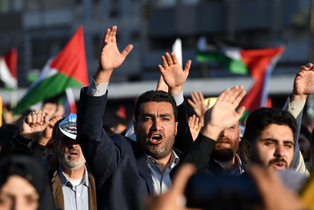 10月18日，人們?cè)谝晾实潞谔m舉行集會(huì)。當(dāng)日，突尼斯、土耳其、伊朗等多國(guó)民眾舉行集會(huì)，表達(dá)對(duì)巴勒斯坦人民的支持，并譴責(zé)針對(duì)加沙城醫(yī)院的襲擊。新華社記者 沙達(dá)提 攝