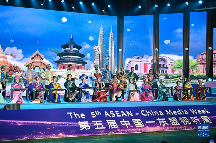 10月21日，在馬來西亞行政首都普特拉賈亞，演員在第五屆中國(guó)—東盟視聽周開幕活動(dòng)上表演。新華社記者 程一恒 攝