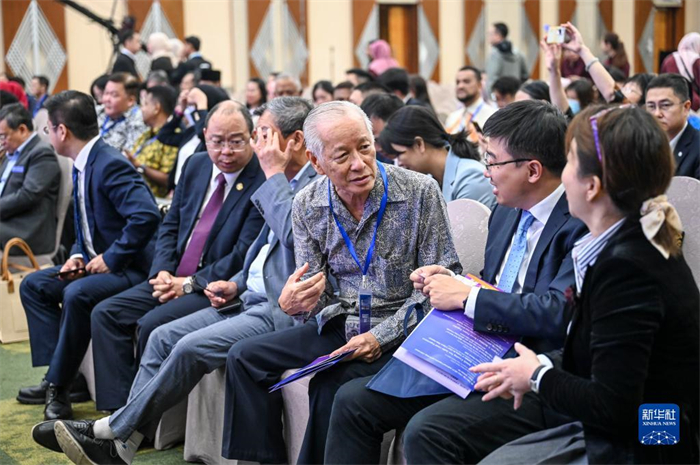 10月21日，在馬來西亞行政首都普特拉賈亞，嘉賓在第五屆中國(guó)—東盟視聽周開幕活動(dòng)上交談。新華社記者 程一恒 攝