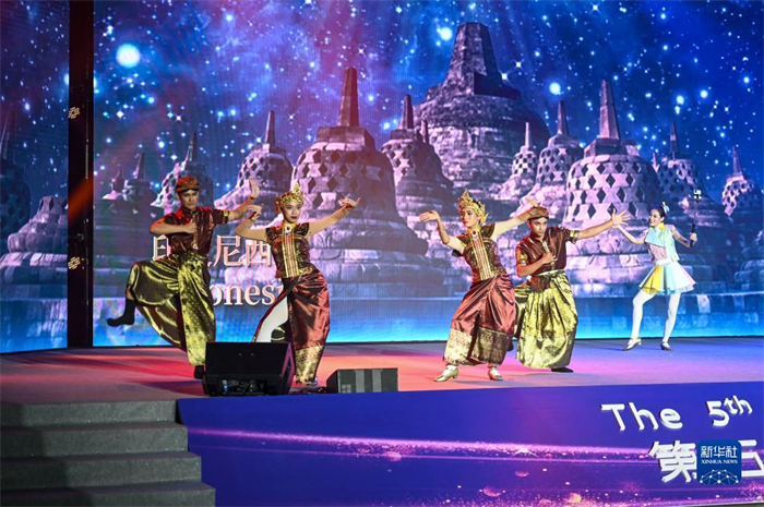 10月21日，在馬來西亞行政首都普特拉賈亞，演員在第五屆中國(guó)—東盟視聽周開幕活動(dòng)上表演。新華社記者 程一恒 攝