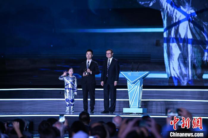 10月21日，2023雨果獎(jiǎng)在成都揭曉。中國科幻作家海漄憑小說《時(shí)空畫師》獲2023雨果獎(jiǎng)“最佳短中篇小說”。　圖片由第81屆世界科幻大會(huì)組委會(huì)提供