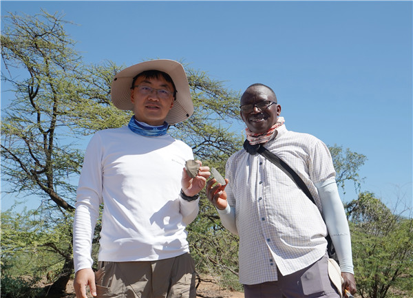 新發(fā)現(xiàn)的典型勒瓦婁哇石核和勒瓦婁哇尖狀器。中肯聯(lián)合考古隊(duì)供圖