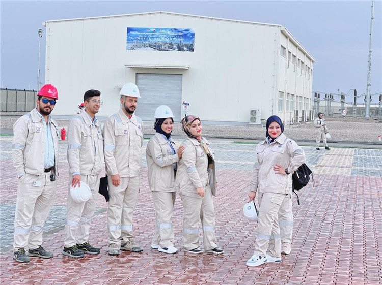 部分伊拉克員工合影。中國(guó)石油工程建設(shè)有限公司供圖