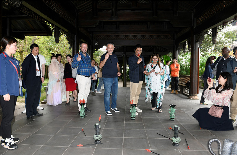 在安樂泉，中外記者體驗(yàn)投壺 趙橙涔攝