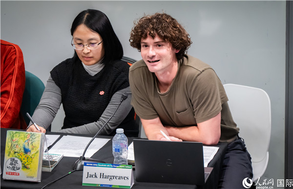 4、英國漢學(xué)家沈如風(fēng)對中國文學(xué)譯作的未來充滿期待。郭錦標(biāo)攝