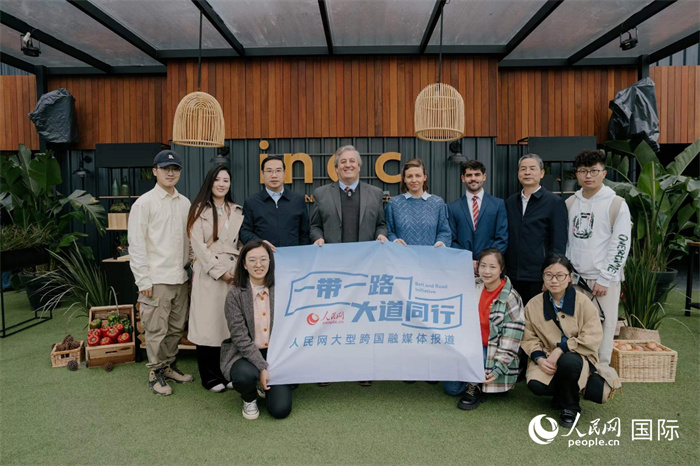 在烏拉圭第118屆普拉多牧農(nóng)業(yè)國際博覽會上，烏拉圭國家肉類協(xié)會主席與人民網(wǎng)記者合影。人民網(wǎng)記者 張若涵攝