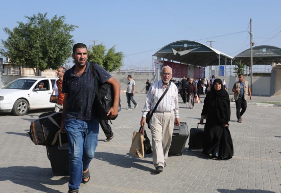   11月1日，人們在拉法口岸加沙一側(cè)準(zhǔn)備前往埃及。新華社發(fā)（哈立德·奧馬爾攝）