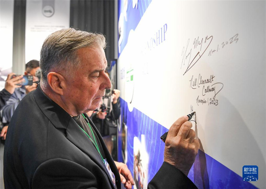 11月1日，美中航空遺產(chǎn)基金會(huì)主席格林在重慶史迪威博物館友誼墻上簽名。新華社記者 王全超 攝