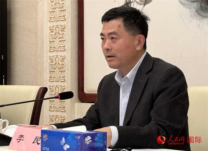 10月31日，歐美同學(xué)會(huì)秘書(shū)長(zhǎng)李民在第五屆中法文化論壇媒體吹風(fēng)會(huì)上講話(huà)。（人民網(wǎng) 謝瑩攝）