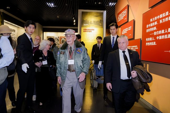 2023年10月30日，美國飛虎隊(duì)老兵梅爾·麥克馬倫一行參訪中國人民抗日戰(zhàn)爭紀(jì)念館。中國人民對外友好協(xié)會供圖