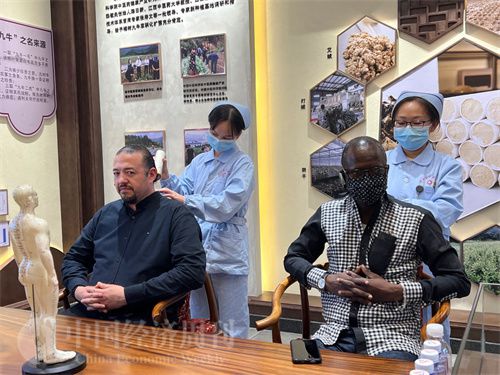   （外媒記者爭先恐后體驗艾灸，直呼神奇。中國經(jīng)濟周刊記者 郭志強 攝）