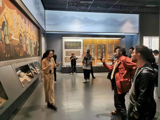  2023“一帶一路”媒體合作論壇聯(lián)合采訪團(tuán)參觀中國(guó)藥都中醫(yī)藥博物館。（本報(bào)記者 黃超攝）