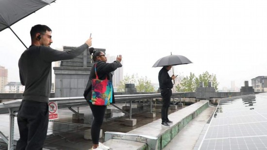   2023“一帶一路”媒體合作論壇聯(lián)合采訪團參觀國家電投江西公司分宜電廠光伏矩陣。（本報記者 周歡攝）