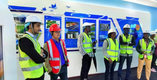   2023“一帶一路”媒體合作論壇聯(lián)合采訪團走進江西公司新余市綜合智慧零碳電廠展廳。（本報記者 周歡攝）