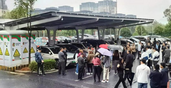   2023“一帶一路”媒體合作論壇聯(lián)合采訪團參觀新余市分宜縣行政服務中心“光儲充放檢”項目。（受訪者供圖）