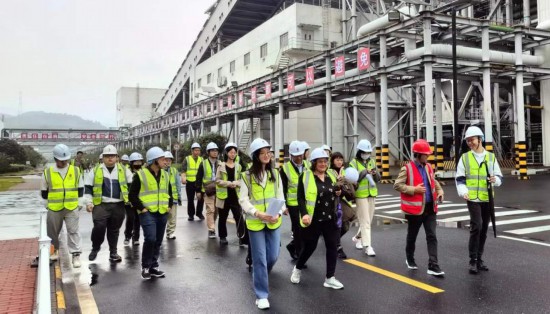   2023“一帶一路”媒體合作論壇聯(lián)合采訪團走進國家電投江西公司分宜電廠廠區(qū)。（本報記者 周歡攝）