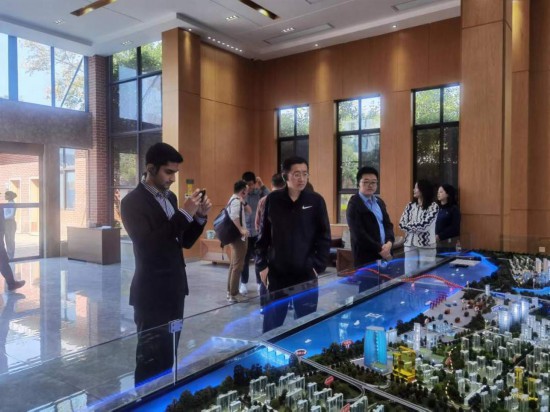 　　10月24日，2023“一帶一路”媒體合作論壇聯(lián)合采訪團(tuán)團(tuán)員在清水塘投資集團(tuán)招商服務(wù)中心參觀。本報記者 常雯宜攝