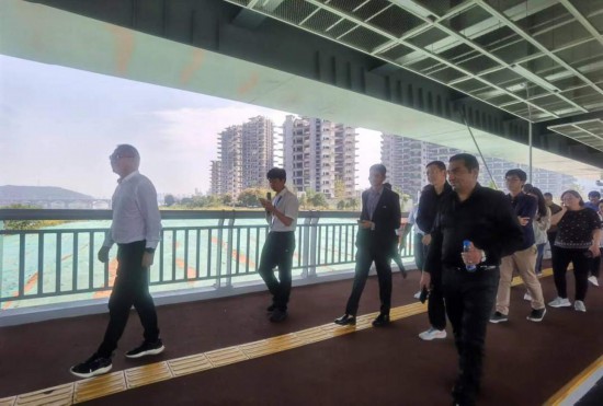 　　10月24日，2023“一帶一路”媒體合作論壇聯(lián)合采訪團(tuán)團(tuán)員走在清水塘大橋景觀通道上。本報記者 常雯宜攝