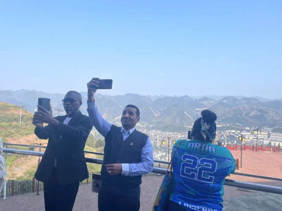 　　外媒記者在天釀景區(qū)拍照留念。本報記者葉子攝