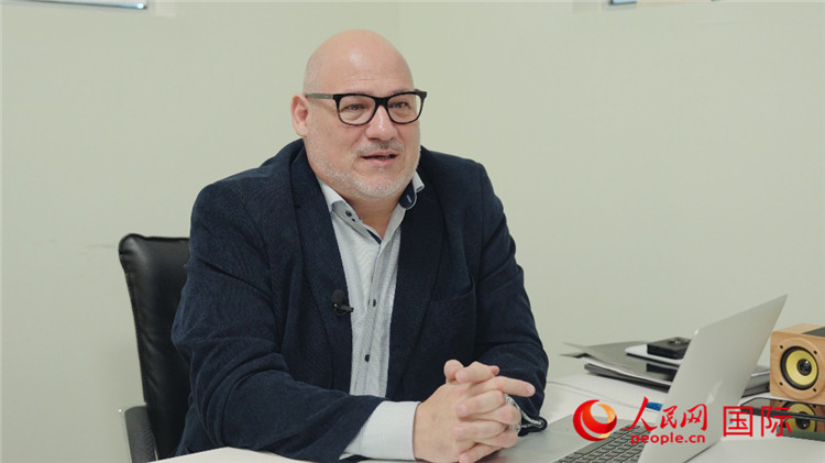 烏拉圭《共和國報(bào)》總編輯胡安·布蘭卡接受人民網(wǎng)專訪。人民網(wǎng)記者 張若涵攝