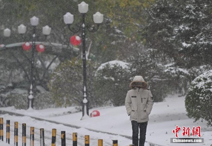 圖為市民在雪中出行。 <a target='_blank' href='/' ><p  align=