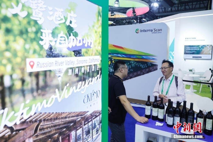 11月6日，參觀者與展臺工作人員交流。當日，第六屆中國國際進口博覽會在國家會展中心(上海)舉行。據(jù)上海美國商會官網(wǎng)消息，為進一步加強中美經(jīng)貿(mào)聯(lián)系，上海美國商會與美國農(nóng)業(yè)部合作參展2023年第六屆中國國際進口博覽會。今年是美國政府首次設立官方展館。<a target='_blank' href='/'><p  align=